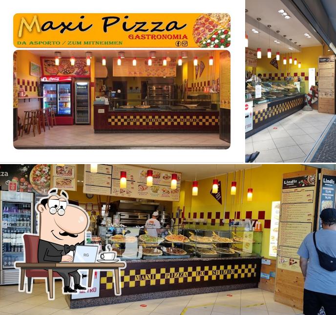 Siediti a un tavolo di LINDIS Maxipizza