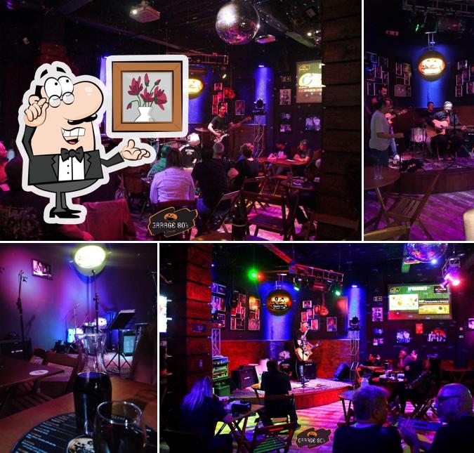 Sente em uma das mesas no GARAGE 80's - ESPAÇO CULTURAL