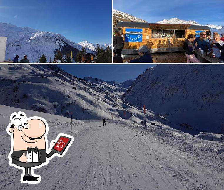 Puoi goderti l'aria fresca da seduto all'esterno di Himalaya