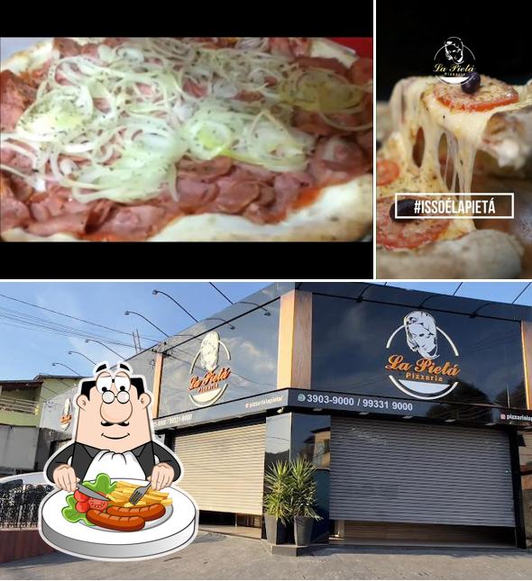 Confira a foto apresentando comida e exterior no Pizzaria La Pietá