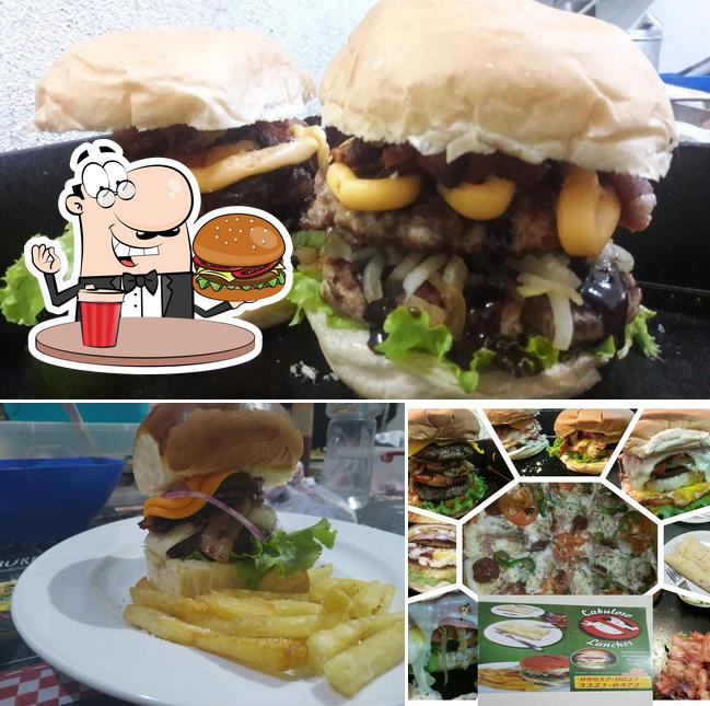 Delicie-se com um hambúrguer no Cabulosolanches