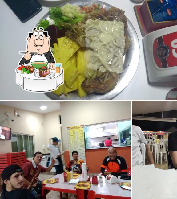 O Tia Do Lanche se destaca pelo mesa de jantar e comida