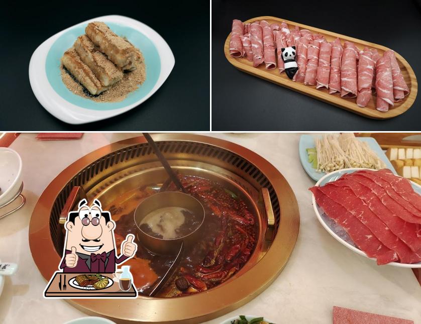 Ordina i un pasto a base di carne a De Zhuang hot pot