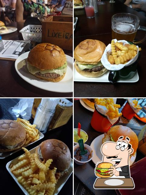 Experimente um dos hambúrgueres servidos no Duobus Bar e Hamburgueria