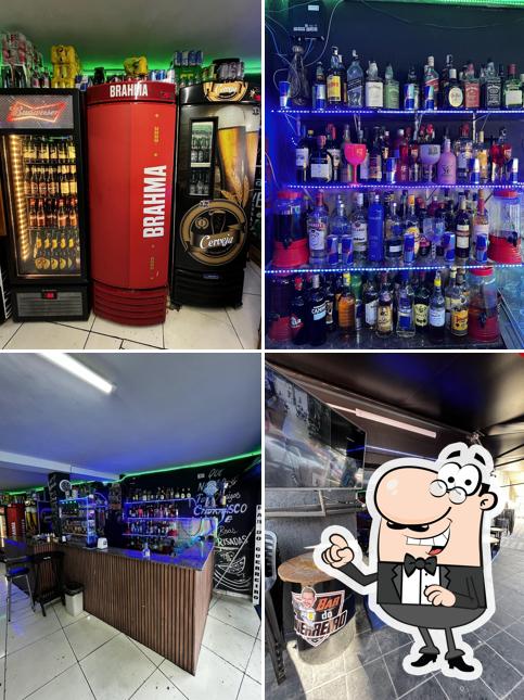 Sente em uma das mesas no Bar do Guerreiro Osasco