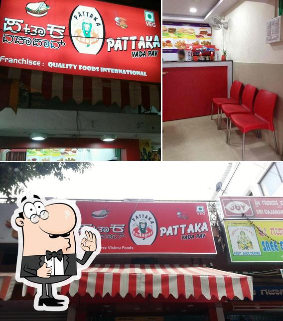 Look at the photo of Pattaka Vada Pav