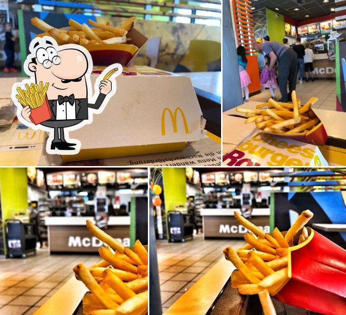 Ordina le patatine fritte a McDonald's Restaurant