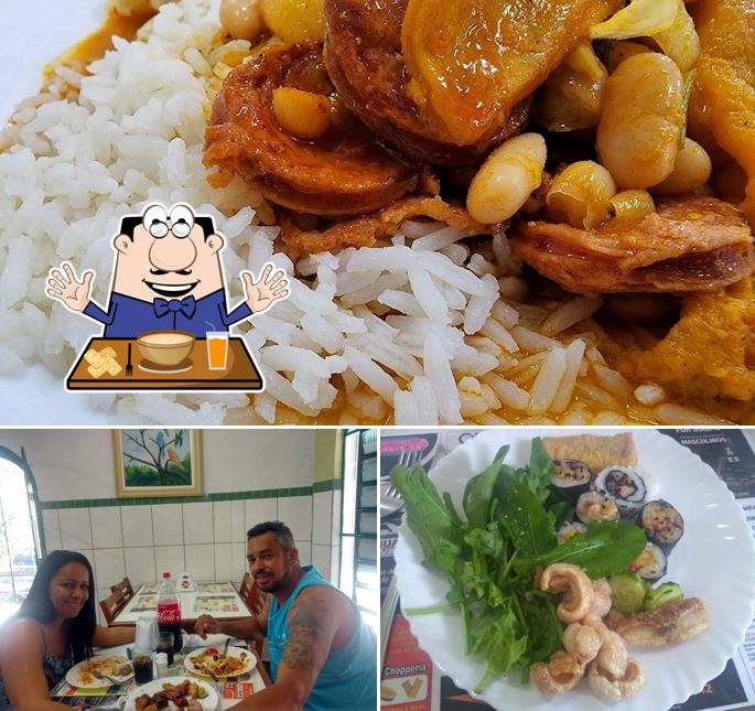 O Restaurante Barril Satélite se destaca pelo comida e mesa de jantar