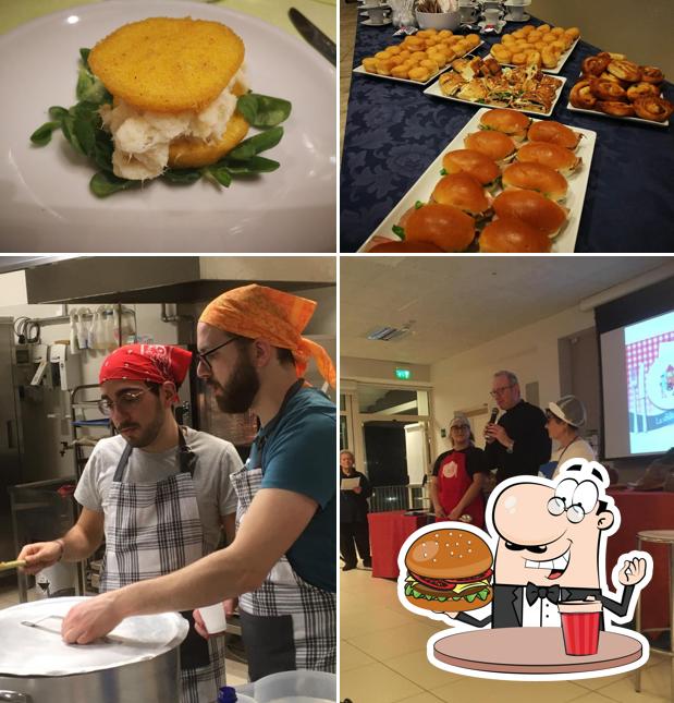 Ordina un hamburger a GipiDuePisa Hostel, Meetings & Restaurant