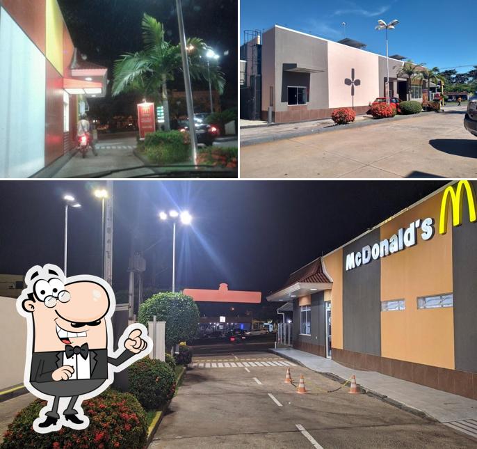 Desfrute da vista do exterior McDonald's