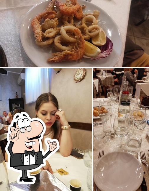Questa è la immagine che presenta la interni e cibo di Osteria zi Pietro