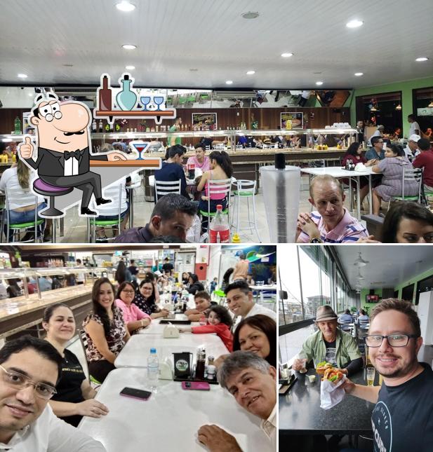 O interior do Planet of Burguer