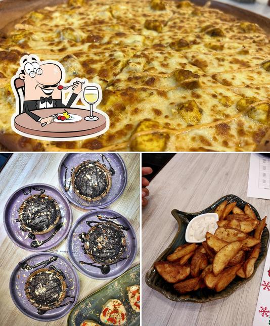 Food at Chicago Pizza