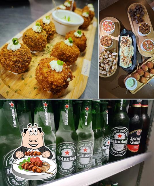 Esta é a imagem mostrando comida e cerveja no Esquina do Dudu
