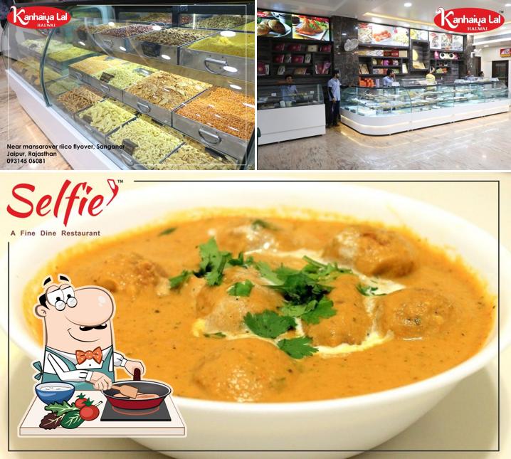 Chicken curry at Kanhaiya Lal Halwai