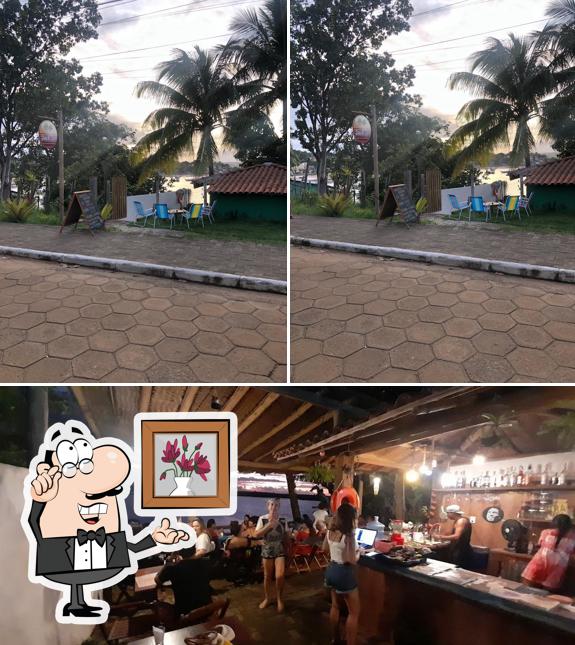 O interior do Deck Bar