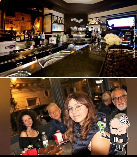 Goditi un drink a Happy Hour Café