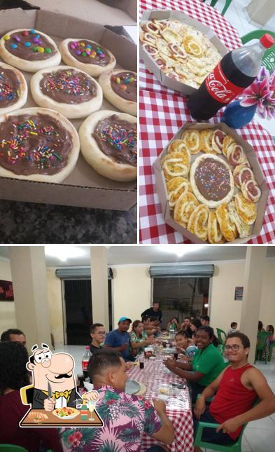 A comida e mesa de jantar do restaurante