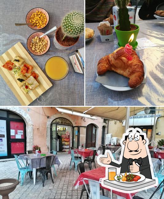 Tra le varie cose da Caffè La Piazzetta si possono trovare la cibo e interni