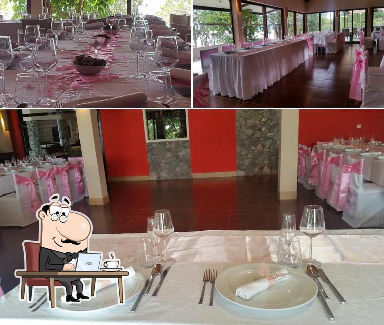 Dai un'occhiata agli interni di Restoran "Mendula"