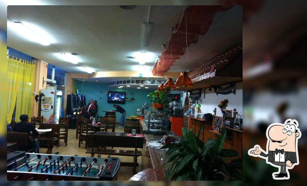 Siediti a un tavolo di Bar Sport