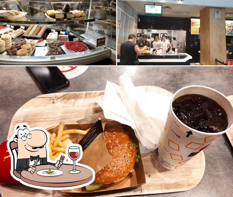 Questa è la foto che presenta la cibo e interni di McDonald's Roma Borgo Pio