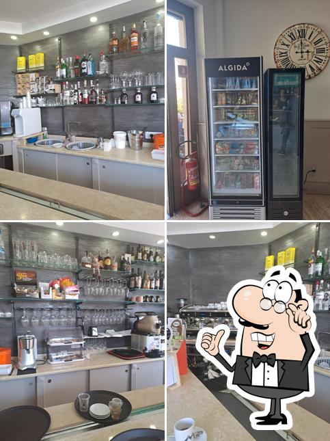 Dai un'occhiata agli interni di Caffè Esedra