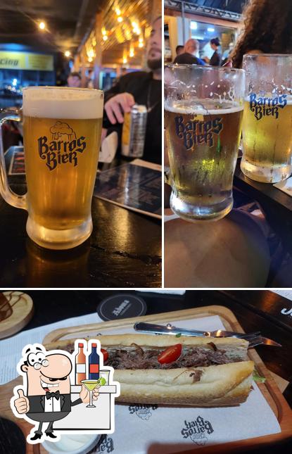 A foto da balcão de bar e comida no Barros Bier