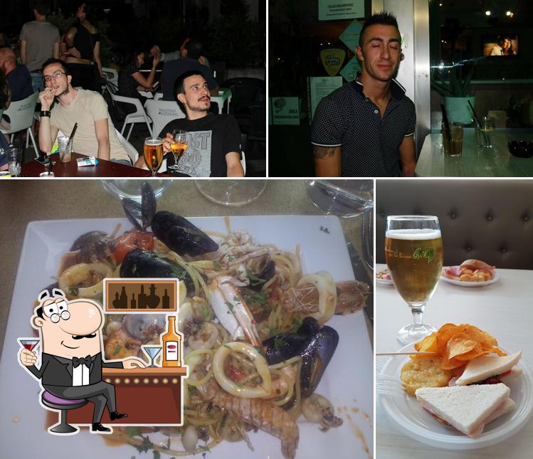 Dai un’occhiata alla immagine che raffigura la bancone da bar e cibo di Darkòcafè Bar