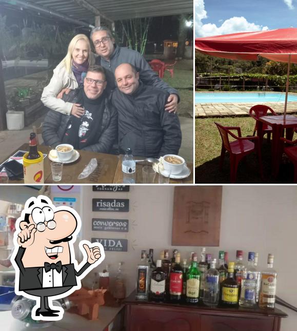 Entre diversos coisas, interior e bebida podem ser encontrados no Bar Clube Recanto do Curió