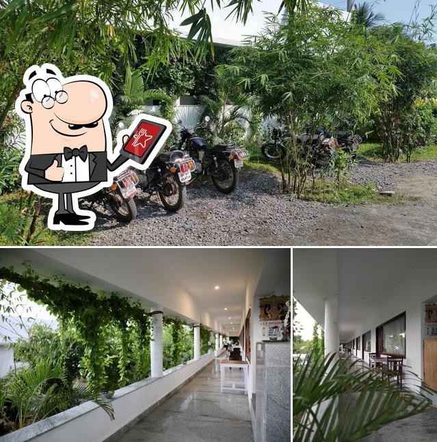 The exterior of Moowalkers Restaurant & Alice paradise Guest house