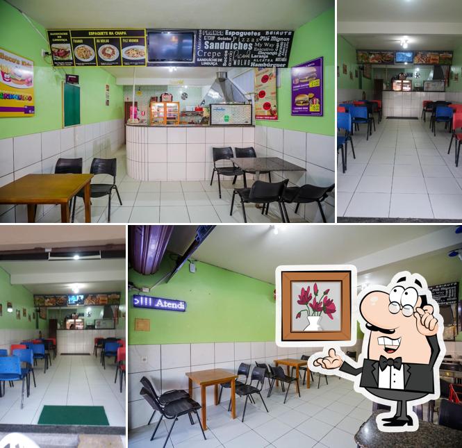 Sente em uma das mesas no Becos Lanches Pirenópolis