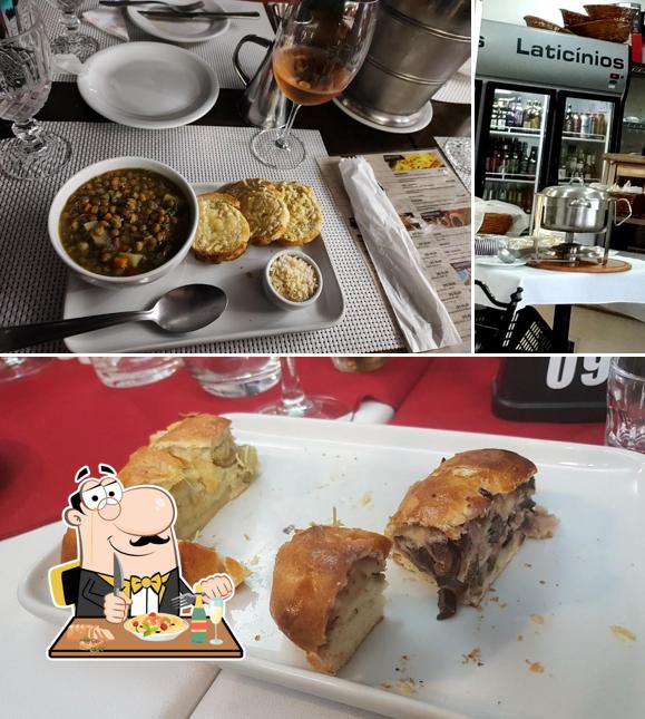Sanduíche de carne de porco desfiada em Confraria Queijo e Vinho