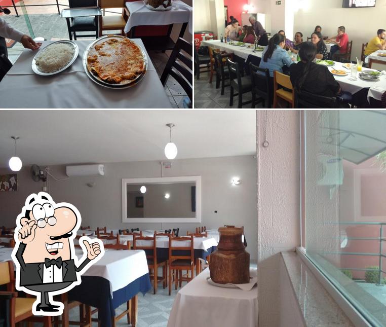 Sente em uma das mesas no Bella Parma