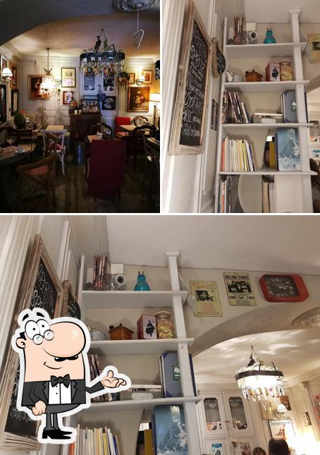 Siediti a un tavolo di Jaja Café