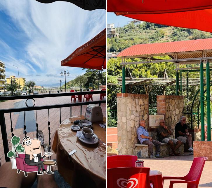 Siediti a un tavolo di Caffetteria Baci & Abbracci