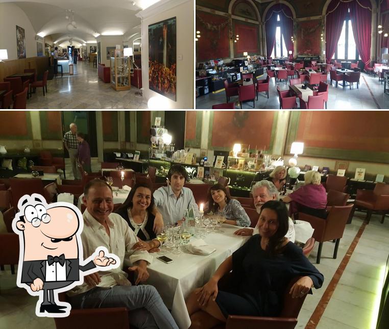 Siediti a un tavolo di Caffè del Teatro