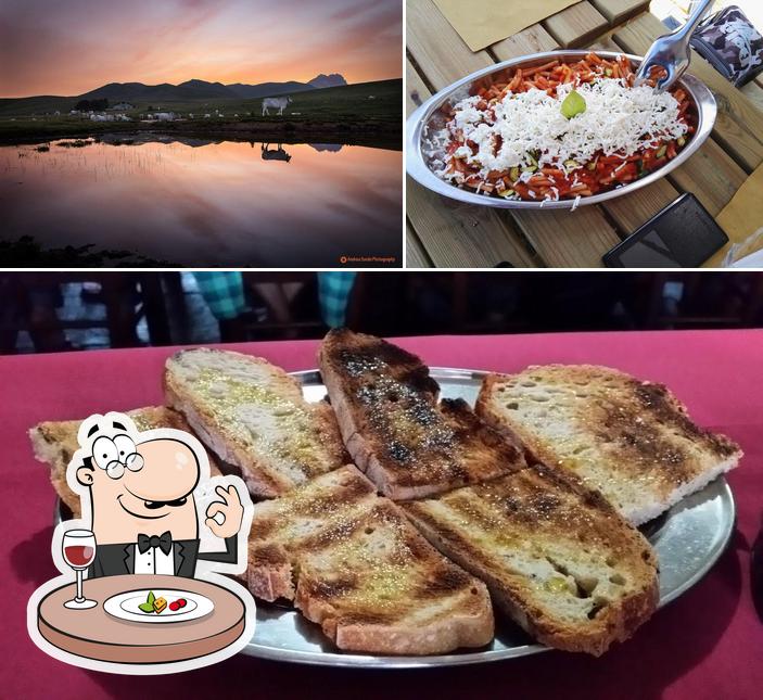 La immagine di cibo e esterno da Rifugio di Lago Racollo
