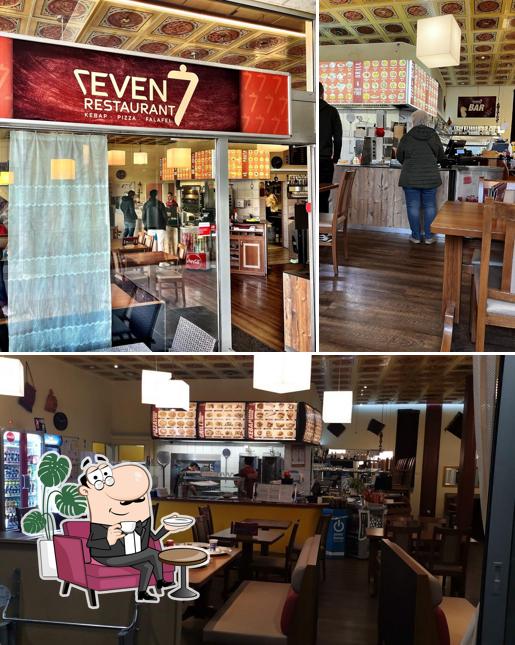 Dai un'occhiata agli interni di Sevens Restaurant Bar Take Away