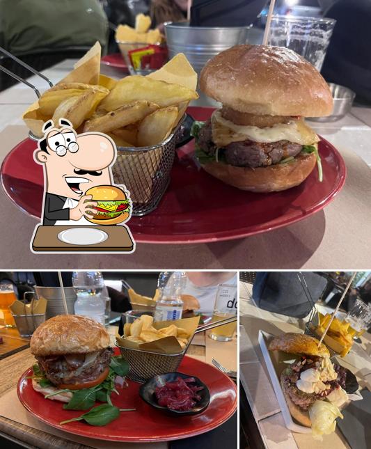 Ordina un hamburger a DOT Birreria Indipendente