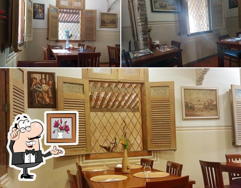 Sente em uma das mesas no Anzio Gastronomia