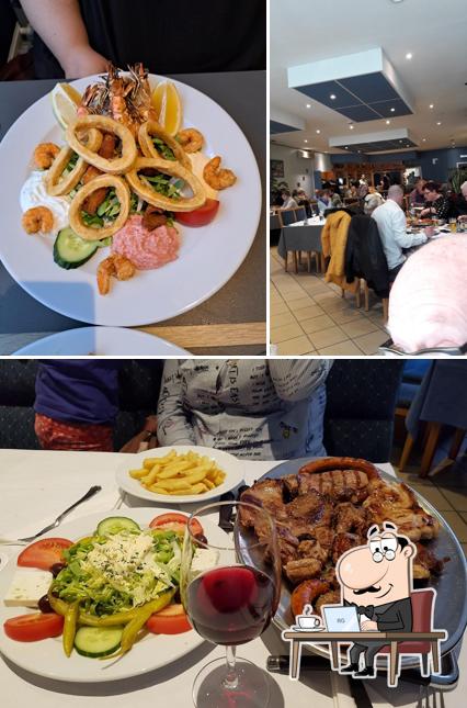 Installez-vous à l'une des tables de Chez Yanni
