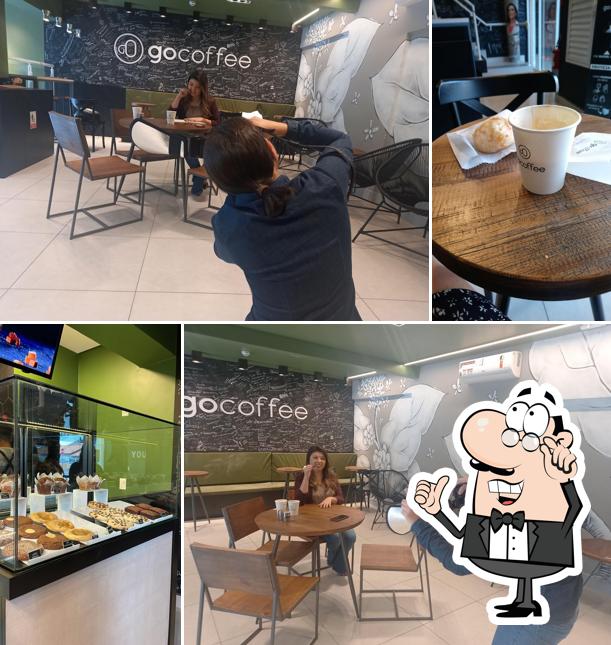 Sente em uma das mesas no Go Coffee