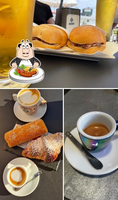 Cibo al Cafè della piazza Olbia