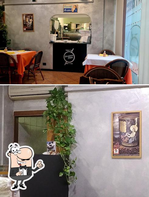 Gli interni di Giordano's Pizza