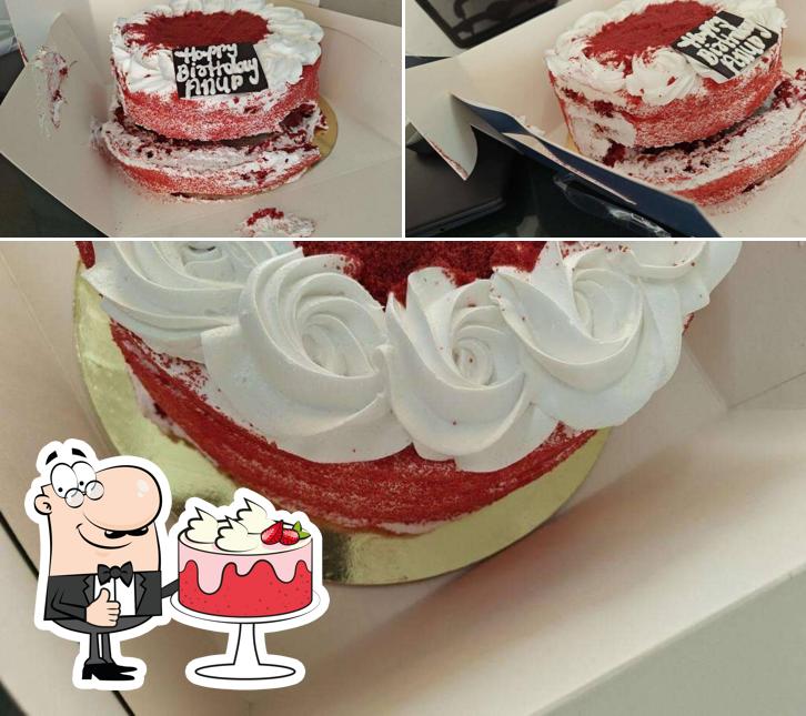 Red velvet cake at Cakezyy