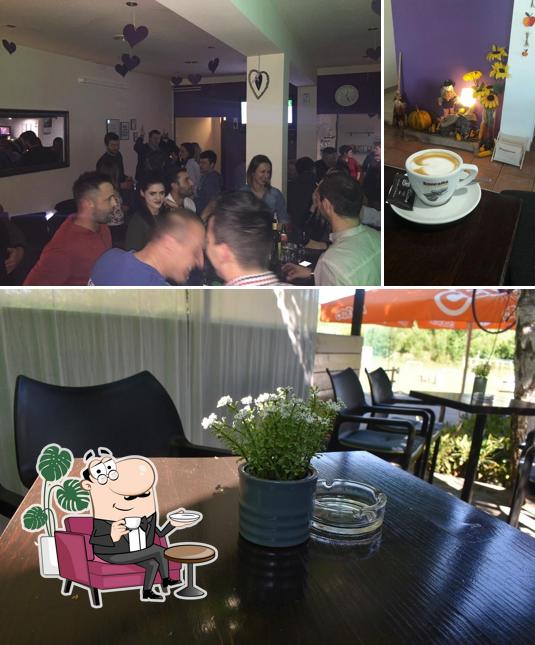 Tra le varie cose da Caffe Bar Kristina si possono trovare la interni e bevanda