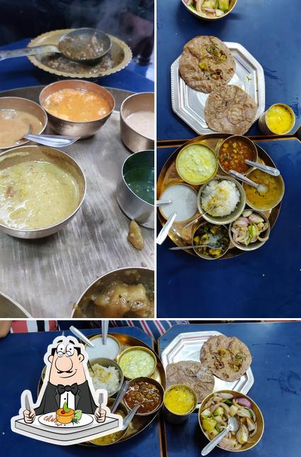 Food at Hapur Walo kee Dukaan