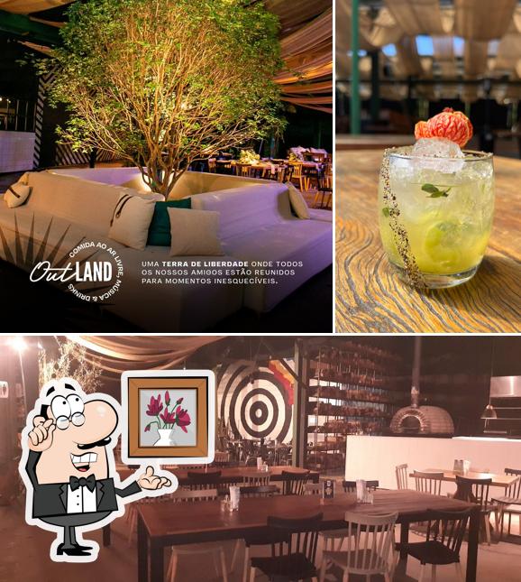 Sente em uma das mesas no Outland