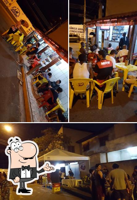 Sente em uma das mesas no Bar do Dandão